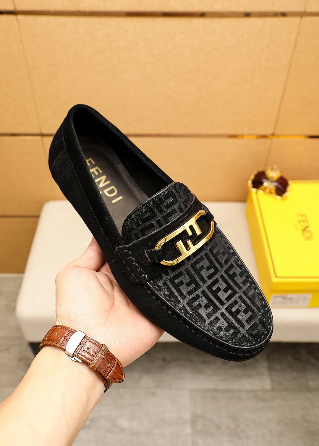Men's shoes 💰380 💐 Product trademark: FENDI [Fendi] Doudou shoes Regular size: 38-44 (45🉑️customized) Product materials: Selected imported first-layer frosted cowhide embossed upper + luxury hardware buckle, imported pig lining. Strong three-dimensional visual effect, rubber outsole Color: 1⃣️color optional